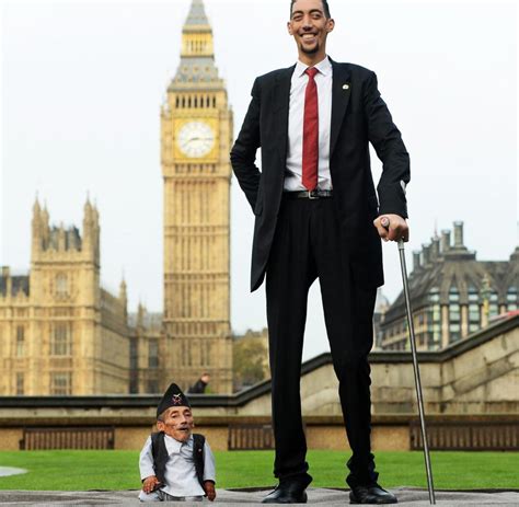 Rekordhalter Treffen Des Größten Und Des Kleinsten Mannes Der Welt