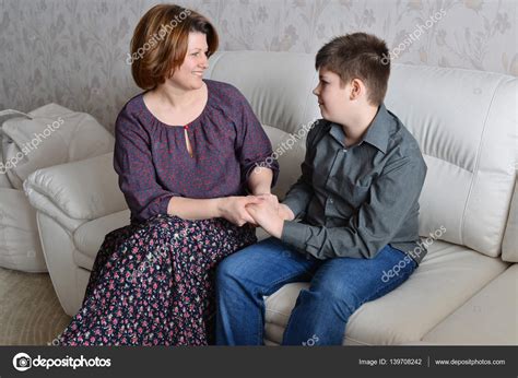 Мать и сын держатся за руки и смотрят друг на друга — Стоковое фото