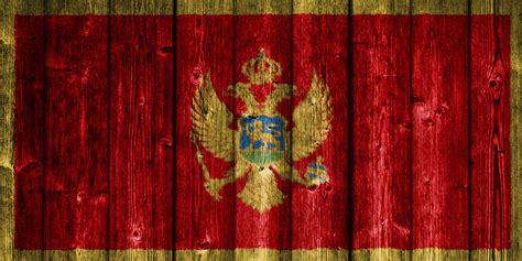 Möchten sie nach montenegro reisen? Die Flagge von Montenegro auf Holz | Wagrati