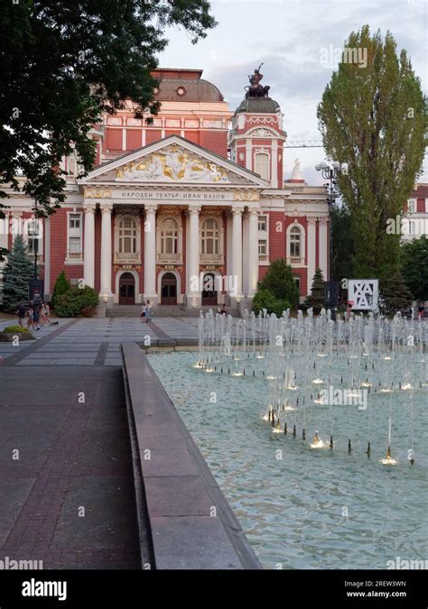 Teatro Nacional Ivan Vazov Situado En El Jardín De La Ciudad Con Fuente