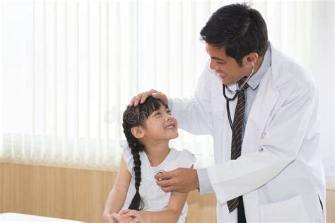 A Garota Asiática Ficou Feliz Ao Fazer Um Exame Físico Com O Médico