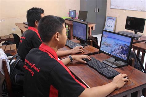Sistem operasi komputer adalah perangkat lunak sistem yang dijalankan langsung saat komputer booting (mulai hidup) yang bertugas untuk manajemen perangkat lunak dan perangkat keras yang terhubung. Teknik Komputer Jaringan - SMK Negeri 5 Semarang