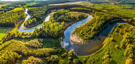 Die ganze schönheit und vielfalt der tschechischen republik eröffnet unberührte natur in riesigen nationalparks, tolle wintersportmöglichkeiten in den gebirgen. Images Czech Republic river Morava Straznice Nature forest ...