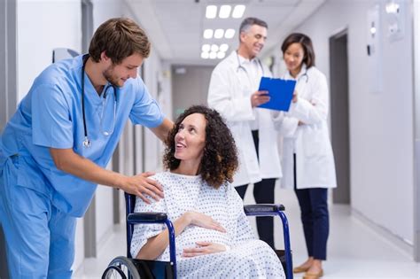 Premium Photo Doctor Comforting Pregnant Woman In Corridor