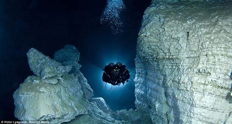 Into The Void Amazing Images Of A Crystal Clear Underwater Cave
