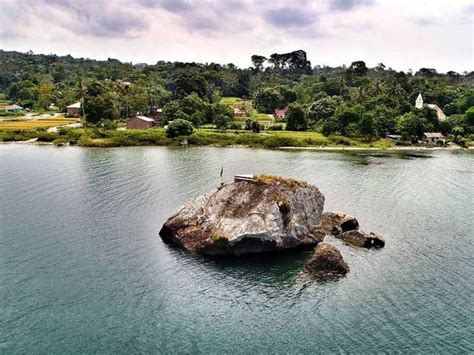 Ada Di Tengah Danau Toba Ini Batu Yang Konon Bisa Berpindah Tempat Halaman 3