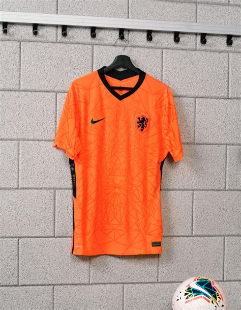 Voor het ek in 2021 komt nederland met een nieuwe collectie trainingspakken. Nederlands Elftal voetbalshirt 2020-2021 - Voetbalshirts.com