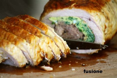 Il rotolo di tacchino arrosto è un gustosissimo secondo piatto di carne che appartiene alla tradizione culinaria italiana. rotolo tacchino ripieno
