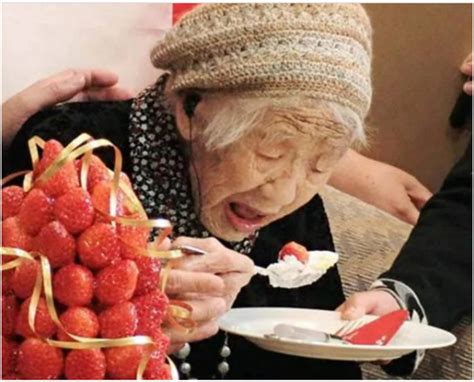 Mulher mais velha do mundo morre aos anos de idade no Japão refrigerante e chocolate eram