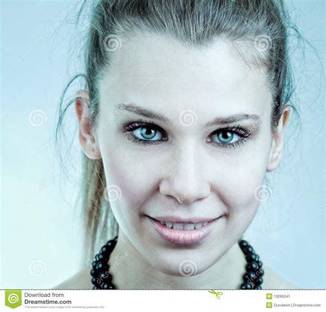 Mujer Joven Atractiva Con Los Ojos Azules Hermosos Imagen De Archivo