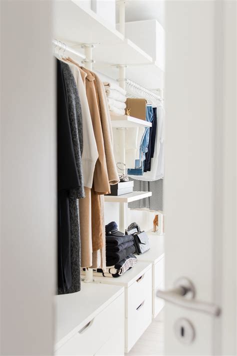Wenn wäsche im schrank stinkt, müssen sie weder die kleidung noch den schrank entsorgen. 5 hilfreiche Tipps für Minimalismus im Kleiderschrank