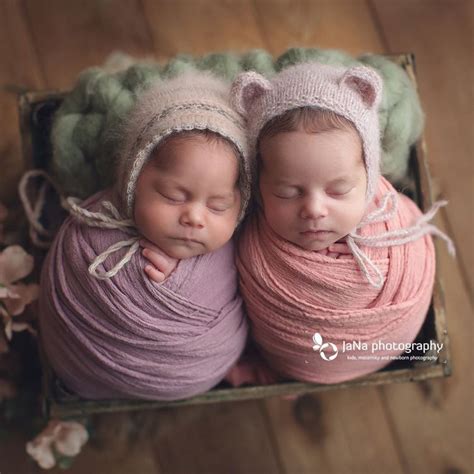 9 Tema Foto Newborn Baby Kembar Dalam Berbagai Tema Unik Ugh Bikin