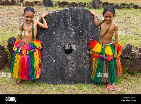 Las Niñas De Yap En Vestimentas Tradicionales Con Piedra Dinero En Yap Festival Del Día De La