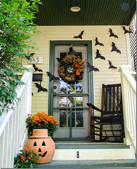 28 Spooky Front Door Halloween Decoration Inspirations