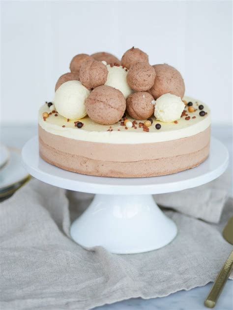 Hoppa över gelén och dekorera tårtan med hjortron och passionsfrukt. Chokladmoussetårta med nötmarängbotten | Roliga efterrätter, Efterrättsrecept, Bakning