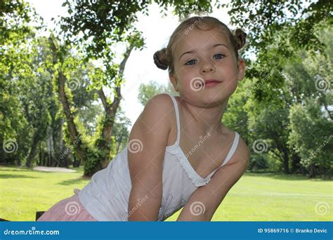 Schönes Kleines Mädchen Im Waldporträt Stockfoto Bild von gesicht augen