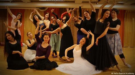 کلاس رقص و عشوه ایرانی برای زنان اروپایی همه مطالب مدیا سنتر Dw