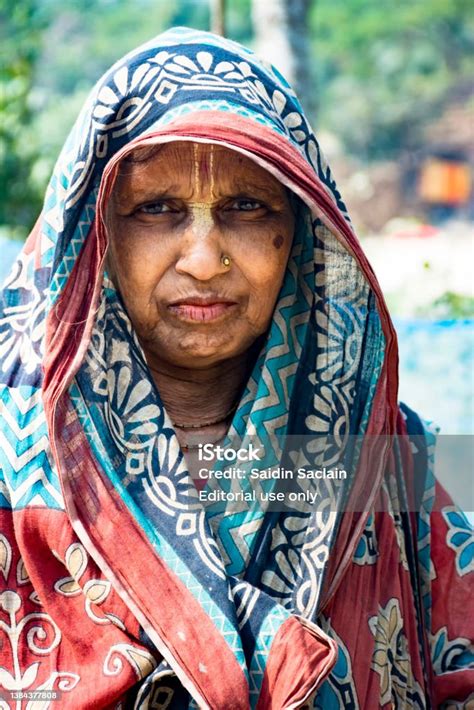 photo libre de droit de portrait dune vieille femme hindoue avec du tilaka gris sur le front