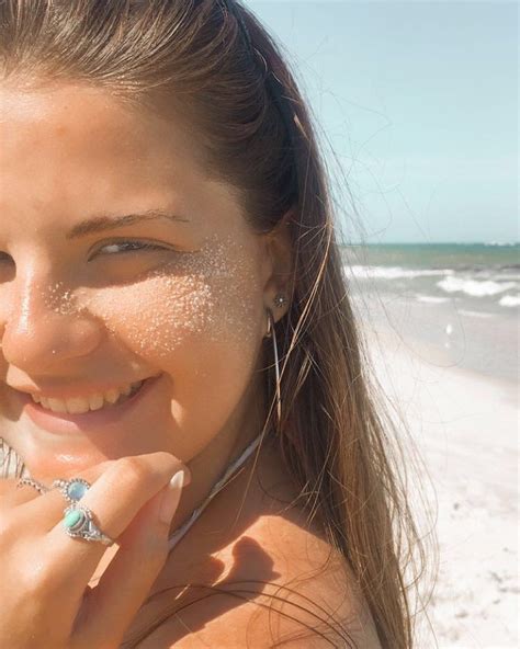 Quezia Marques Palma On Instagram “galera Na Praia Devia Estar Pensando Essa Garota Deve Estar