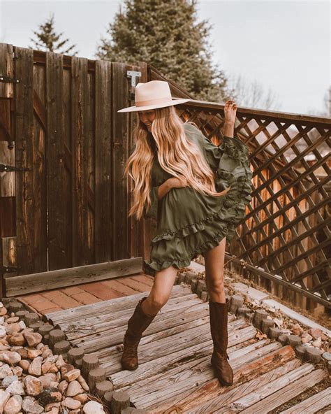 When You Realize Tomorrow Is Friday 💃🏼 Cute Country Outfits Country Girls Outfits Photoshoot
