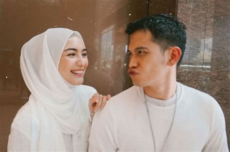 Kakak sedang menyapu dedaun kering dengan penyapu. Mewarnai Gambar Wajah Ayah