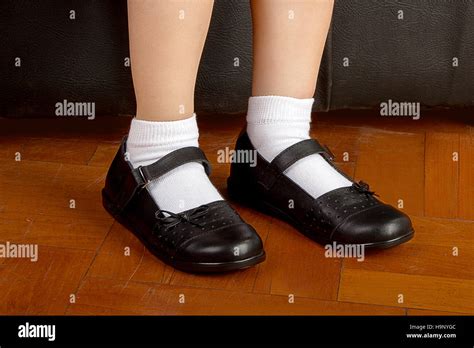 pies de mujer con zapatos negros fotografías e imágenes de alta resolución alamy