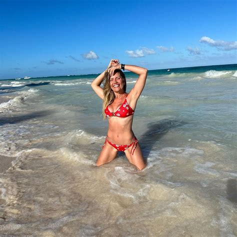 Laurita Fernández Posó Desde El Mar Con Una Reluciente Bikini Roja Y