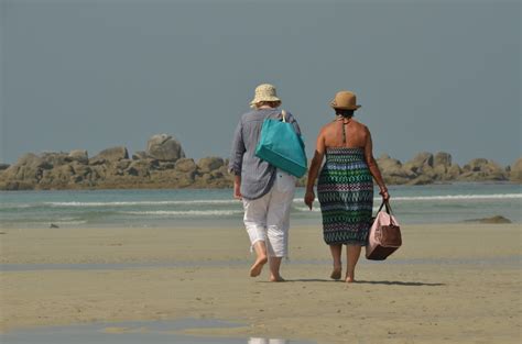 무료 이미지 바닷가 바다 연안 모래 대양 사람들 여자 하이킹 육지 여름 휴가 산책 휴일 만 모자 물줄기 수영복 미역 뜨거운 곶