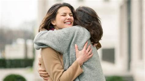 is your hug left sided or right it reveals how you feel about the one you re hugging