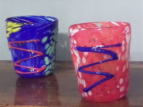 Pronte per essere donate con sacchetto confetti e confezionamento inclusi. Bicchieri di vetro #Murano . Una colata di vetro colorato ...