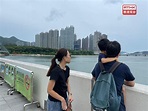 將軍澳海旁有家長帶同小朋友追風 天文台籲遠離岸邊 - 新浪香港