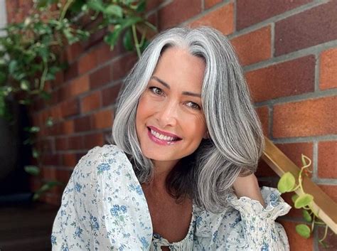 Cheveux gris tendance 2022 : le secret d'avoir confiance en soi à n