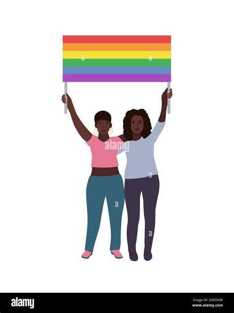 dos mujeres lgbt negras sosteniendo una bandera arcoiris sobre sus