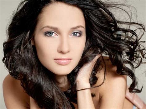 Cheveux gras: pourquoi adopter un shampooing sec? - Top Santé