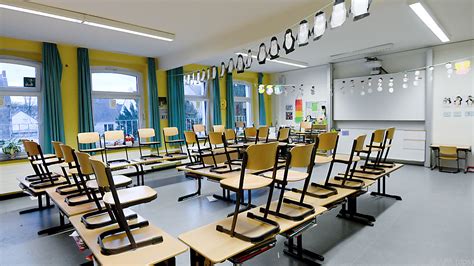 Schulen bieten weiterhin notbetreuung an. Coronavirus - Weltweite Schulschließungen
