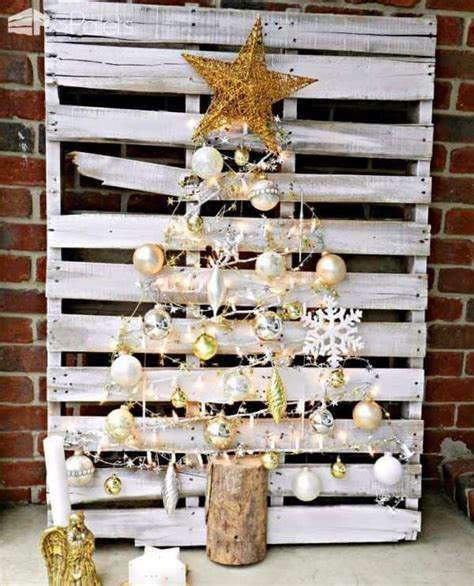 Our 15 Favorite Pallet Christmas Trees And Decorations For 2017 1001