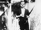Photo showing Lee Harvey Oswald with same type of gun used to kill JFK ...