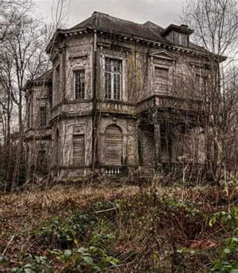 Pin by Kimbra on Old houses | Scary houses, Abandoned places, Creepy houses