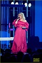 Kelly Clarkson Performs 'Broken & Beautiful' from 'UglyDolls' at ...
