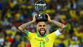 Le latéral brésilien Dani Alves s'engage avec Sao Paulo jusqu'en ...