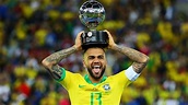 Le latéral brésilien Dani Alves s'engage avec Sao Paulo jusqu'en ...