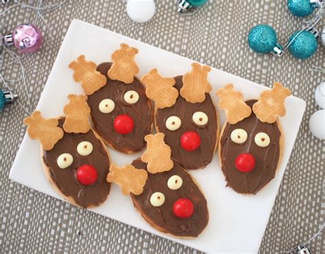 Decorate your favorite gingerbread cookie by flipping them upside down and end up with reindeers :) Easy Reindeer Cookies | A Christmas Cookie Recipe