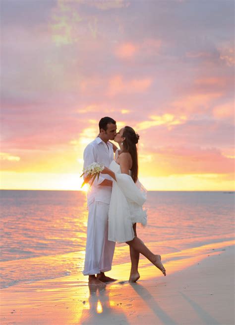 Why Should You Go For A Destination Wedding Beach Wedding Photos