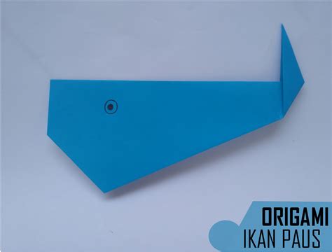 Untuk membentuk ekor origami ikan mas, tinggal lipat kertas hasik guntingan tadi ke arah belakang/kanan. Moemoy | Situs Belajar Kerajinan 2D dan 3D