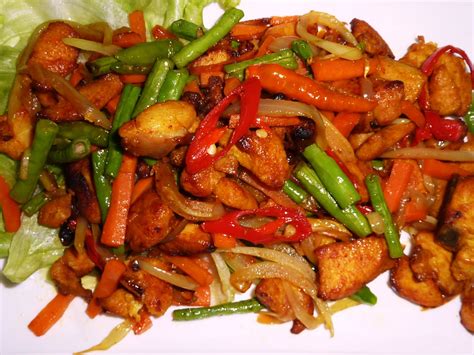 Ayam goreng kunyit (turmeric fried chicken) ingredients 12 (about 840 grams) chicken wings 2 tbsp lime juice 1 1/4 tsp sea. Apa sahaja Azuwar...: Ayam Goreng Kunyit..