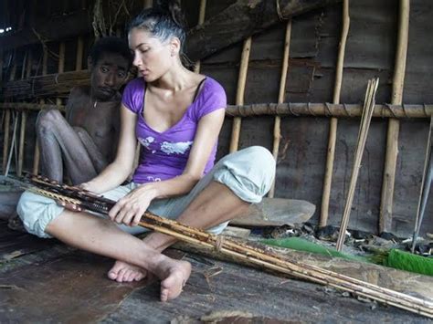 Wanita Cantik Yang Bertelanjang Dada Hidup Di Pedalaman Papua Barat