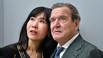 Gerhard Schröder in Moskau: Seine Gattin legt einen Fauxpas hin | STERN.de