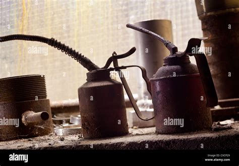 Vintage Oil Cans Hi Res Stock Photography And Images Alamy