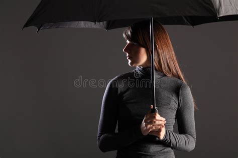 Junge Frau Des Schutzes Und Der Abdeckung Unter Regenschirm Stockbild Bild Von Profil