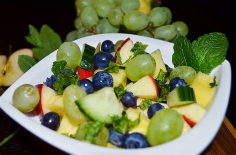 Der keulenförmige stamm der ananas ist bis zu 35 cm lang und zu einem kleinen teil im boden eingesenkt. Gemüse-Obst-Salat: Ananas und Trauben mit Gurke und Minze ...